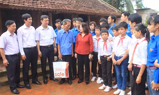 Lãnh đạo tỉnh Thanh Hóa, Tỉnh đoàn Thanh Hóa và các bạn trẻ tham gia “Hành trình về nguồn” với các bạn trẻ tại xã Thọ Lập, huyện Thọ Xuân (Thanh Hóa). Ảnh: Hoàng Lam