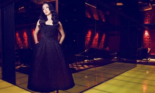 Linh Nga khoe dáng trong trang phục đơn sắc