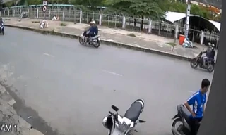 Cô gái đứng thẫn thờ vì bị trộm xe máy