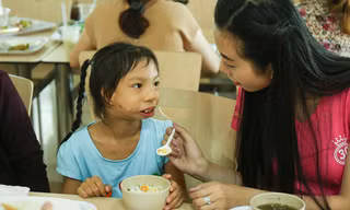 Bé Tăng Thị Ngọc Ánh hiện đang sống cùng bà ngoại.