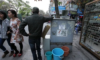 Biển cảnh báo "Nguy hiểm chết người" trên hộp điện này không có ý nghĩa gì với người đàn ông này (Ảnh chụp tại phố Lương Văn Can).