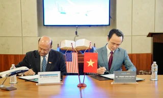 Chủ tịch Tập đoàn FLC Trịnh Văn Quyết (phải) và Phó Chủ tịch phụ trách kinh doanh khu vực châu Á – Thái Bình Dương và Ấn độ của Boeing Dinesh Keskar (trái) thực hiện lễ ký kết.
