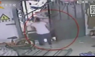 Người phụ nữ bước hụt rơi xuống từ tầng nhà cao