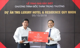 Đại diện của bà Vũ Việt Hoa nhận giải thưởng xe Mercedes E200 trị giá hơn 2 tỷ đồng