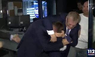 Cảnh tượng ẩu đả bị ghi hình (Ảnh: RT)