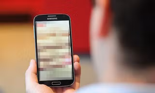 Nguy cơ bị lộ ảnh nhạy cảm luôn hiện hữu và người dùng có thể nhờ Facebook ngăn chặn từ đầu mối nguy này. Ảnh: Sky