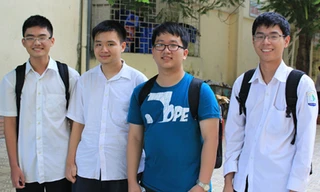 Vũ (áo xanh) bên cạnh các " học trò" trong đội tuyển thi tin học của trường Chuyên Sư phạm. Ảnh: Hoàng Phương.