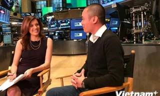 Nguyễn Hà Đông tự tin trong cuộc trò chuyện với người đẹp Kelly Evans. (Ảnh: CTV)