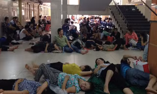 Bệnh nhân vật vã chui gầm cầu thang trốn nóng 40 độ C