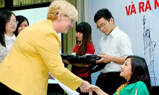 Phương Anh cùng các thí sinh khác nhận phần thưởng của Hội đồng Anh