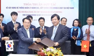 Ông Nguyễn Hồng Minh (phải) - Tổng cục trưởng Tổng cục Giáo dục nghề nghiệp và ông Mu Jang Byun (trái) - Phó chủ tịch Cơ quan Phát triển nguồn nhân lực Hàn Quốc (HRD) ký kết thỏa thuận hợp tác.