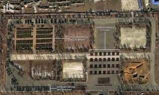 Hàng loạt xe thiết giáp và trang thiết bị quân sự của Triều Tiên đã sẵn sàng cho lễ duyệt binh lớn. (Ảnh: Deimos Imaging)