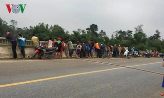 Người dân tập trung trên cầu Địa Lợi theo dõi việc tìm kiếm thầy giáo H.