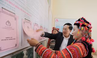 Tổng Giám đốc NHCSXH Dương Quyết Thắng kiểm tra thông tin tín dụng chính sách tại xã Sín Thầu, huyện Mường Nhé