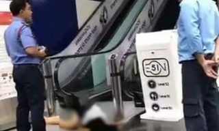 Nạn nhân nằm bất động sau khi rơi từ tầng cao xuống