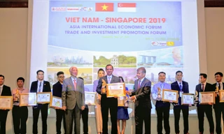 Basker Rangachari, Giám đốc Marketing, đại diện FE CREDIT nhận giải thưởng tại Diễn đàn kinh tế quốc tế ASIA 2019 tổ chức tại Singapore 