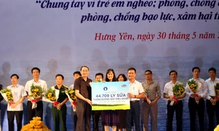 Bà Nguyễn Thị Minh Tâm, Giám đốc Chi nhánh Vinamilk Hà Nội đại diện công ty trao bảng tượng trưng 44.709 ly sữa cho đại diện tỉnh Hưng Yên 