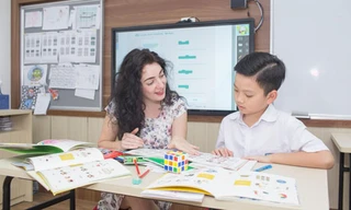 Học sinh có cơ hội thực hành phần thi Nói với giáo viên nước ngoài tại Apax