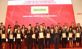 Ông Lê Xuân Minh - Giám đốc Nam A Bank Đồng Tâm (Hà Nội) nhận chứng nhận “Top 500 doanh nghiệp lợi nhuận tốt nhất năm 2018” từ Tổ chức xếp hạng Vietnam Report và Báo Vietnamnet trao tặng.