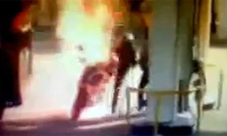 Ngọn lửa bùng phát khi người lái đang ngồi trên xe và có một nhân viên trạm xăng đứng cạnh. Ảnh từ video.
