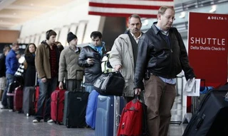 Hành khách giấu gần 70 chim quý trong quần