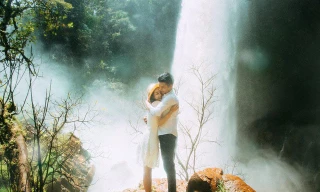 Ảnh cưới lãng mạn bên thác nước của cặp đôi 'mối tình đầu'