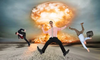 Một vụ nổ chắc chắn là cực kỳ nguy hiểm, nên sẽ không có chuyện bạn bình an bước đi như trong phim.