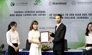 Ông Xavier Leulliette– Đại diện cho VGBC trao chứng nhận xanh Lotus cho Bà Đỗ Thùy Chi – Phó chủ tịch Tập đoàn Capital House