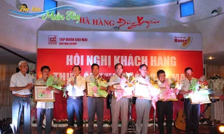 Ông Lê Thanh Thuấn - Tổng Giám đốc Sao Mai Group (thứ 3 trái qua) “cam kết” với hộ nuôi “Ai nuôi cá cho IDI mà lỗ thì chính tôi lấy tiền túi ra bù”