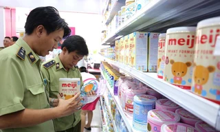 Cơ quan chức năng xác định Con Cưng cũng có dấu hiệu vi phạm về nhãn hàng hóa và nguồn gốc xuất xứ. Ảnh: Lê Quân.