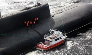 Thủy thủ đoàn cho tàu ngầm hạt nhân nổi giữa biển để cứu người. Ảnh: RT