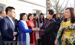 Cán bộ, nhân viên Đại sứ quán và bà con Việt kiều đón Chủ tịch Quốc hội Nguyễn Thị Kim Ngân. (Ảnh: Trọng Đức/TTXVN)