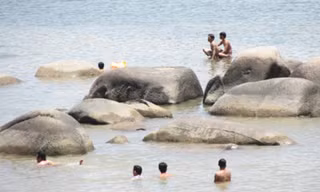 Các lực lượng cứu nạn tìm kiếm bốn học sinh mất tích trên sông Ba. Ảnh: TRẦN LÊ KHA