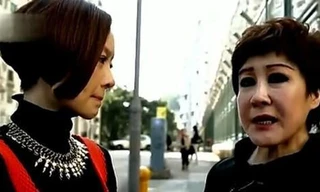 Nữ minh tinh Đinh Phối (phải) năm nay đã 67 tuổi, nhận lời tham gia talkshow của MC Lỗ Dự (trái). 