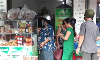 Dù khá nhỏ, quán chay bên cạnh chợ Hòa Bình (quận 5) rất đông khách.