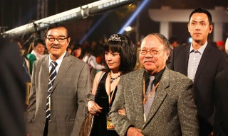 NSND Đoàn Dũng (ngoài cùng)