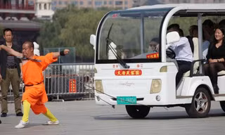 Rùng mình với màn kề dao ở cổ kéo xe điện chở 12 người