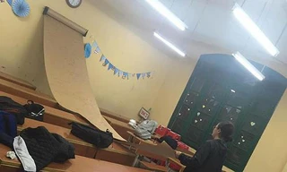 Cuộn công thức hóa học “khổng lồ” gắn trong lớp