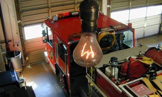 Bóng đèn được lắp ở trạm cứu hỏa số 6, thành phố Livermore, bang California. Ảnh: Odditycentral