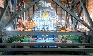 Đến hơn 18h30 cùng ngày tuabin đã được đưa vào vị trí an toàn