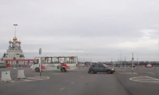 Hai ôtô đâm nhau giữa bãi đỗ trống không