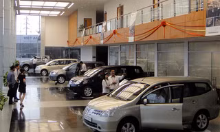 Khách hàng nên đọc kỹ các điều khoản hợp đồng khi vay tiền ngân hàng mua ô tô, tránh trường hợp xe thì mất mà nợ chưa trả hết (ảnh minh họa) 