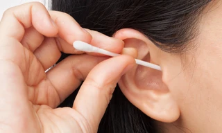 Không nên dùng tăm bông để làm sạch ráy tai