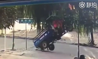 Xe lam dựng ngược đầu khó hiểu