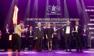 Đại diện Gamuda Land (góc phải) nhận giải Bạc quốc tế cho Quy hoạch Tổng thể của Celadon City