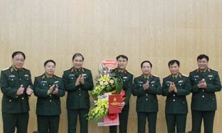 Thủ trưởng Bộ Tư lệnh Quân khu tặng hoa chúc mừng đồng chí Chủ nhiệm Chính trị Quân khu