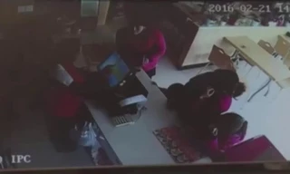 Ôtô đâm trúng bé gái đứng trong cửa hàng ăn nhanh