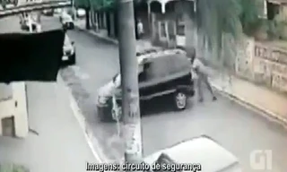 Tài xế bị xe của mình đè đổ tường