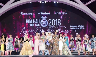 Ms. June Chean - Giám đốc Truyền thông của Công ty 4 Oranges - Thương hiệu sơn cao cấp Mykolor (bìa phải) và Ms. Huỳnh Thị Kim Dung – Phó Trưởng ban tổ chức Hoa hậu Việt Nam 2018 (bìa trái) tặng hoa và chúc mừng cho Top 3 người đẹp thời trang