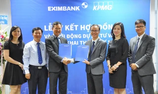 Ông Nguyễn Hồ Hoàng Vũ (Thứ 3 từ phải sang) – Phó Tổng Giám đốc Eximbank đại diện ký kết cùng ông Nguyễn Công Ái – Tổng Giám đốc KPMG 